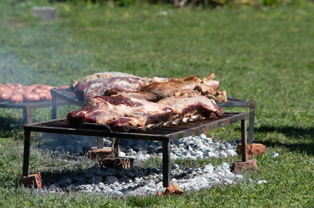 Achuras y carne asándose a las brasas
